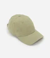 Gorra color verde oliva, estilo dad hat, confeccionada en sarga de algodón BCI, con visera curva y ajuste trasero con hebilla.