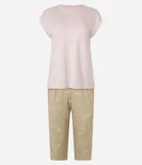 Conjunto de pijama de dos piezas, compuesto por una remera de mangas cortas color rosa claro con detalles de satén y un pantalón capri con estampado floral y lazo en la cintura.