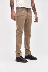 Pantalón de gabardina color marrón, con diseño de cinco bolsillos y corte recto de silueta clásica.
