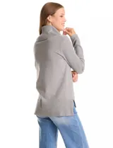 Buzo de punto color bordó con cuello volcado amplio y mangas largas. Presenta una costura central vertical en el frente y diseño con tajos laterales en el ruedo, siendo ligeramente más largo en la parte posterior.