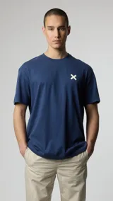 Camiseta azul marino de algodón orgánico con cuello redondo y manga corta. Estampado pequeño con el logo de la marca en el pecho.