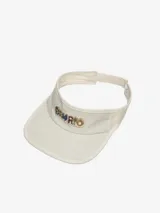 Visera color crudo de algodón grueso con ala curva y ajuste de velcro. Presenta el nombre de la marca bordado en relieve.