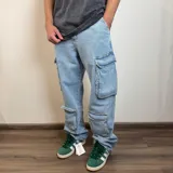 Pantalón tipo jean cargo de corte baggy, color celeste lavado, con cuatro bolsillos laterales con solapa y cierre de botón.