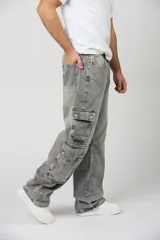 Pantalón cargo baggy de denim en color gris claro, con múltiples bolsillos laterales en las piernas y corte holgado.