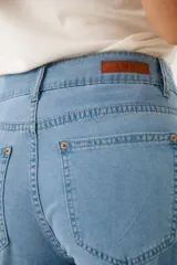 Pantalón de jean celeste, corte amplio y tiro alto.