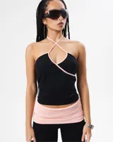 Top negro con ribete rosa, de corte ajustado y escote halter cruzado.