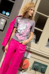 Remera blanca de algodón con estampado de flor en tonos grises y rosados.