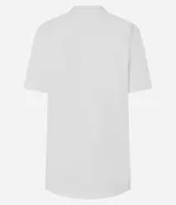 Remera de algodón blanca de corte largo, manga corta y cuello redondo. Presenta un gran estampado floral en tonos azules con la inscripción "Botanist" en el frente.