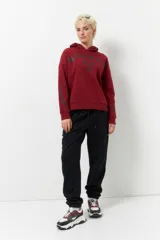 Canguro beige de algodón con capucha, manga larga y estampado frontal con la leyenda "Sport Club 23". También tiene estampado en las mangas.