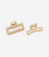 Set de dos pinzas para el pelo doradas con diseño ahuecado. Una pinza está decorada con strass y perlas, mientras que la otra es lisa.