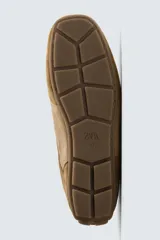 Zapatilla de cordones color beige, con parte superior de piel con acabado serraje y detalles de pespuntes. Suela ultrafina a contraste.