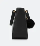 Bolso satchel negro con correa de mano fija y correa bandolera desmontable. Incluye llavero de pompón.