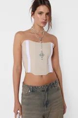 Corset color beige, strapless, con ballenas internas y ajuste elastizado en la espalda.