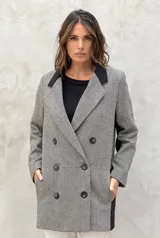 Tapado largo con diseño de cuadros en tonos verde y naranja, de textura suave y abrigada.