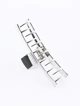 Pinza para el pelo plateada con detalles en marrón y negro.