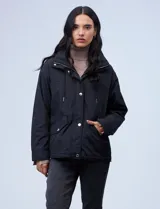 Campera liviana color azul marino, marca Michael Kors. Tiene cierre central con botones a presión, bolsillos delanteros, capucha escondida en el cuello y avíos metálicos dorados con logo.