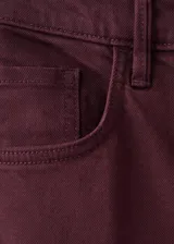 Jeans Elise de corte wide leg y tiro medio, en color bordó, confeccionados en denim con diseño de perneras amplias.