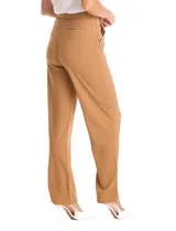 Pantalón de vestir color tostado, de corte recto y tiro alto. Presenta pretina ancha con trabas para cinturón, pinzas frontales y detalle de nervadura central a lo largo de la pierna. Cuenta con bolsillos laterales funcionales y bolsillos traseros simulados.
