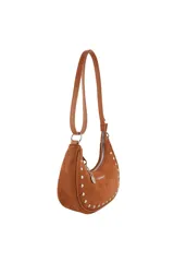 Cartera tipo bandolera de diseño semicircular, confeccionada en material con textura gamuzada color bordó. Presenta detalles de tachas metálicas plateadas en todo el contorno, cierre superior con tirador decorado con un dije metálico circular y correa larga ajustable.