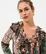 Blusa tipo bata de viscosa Marfinno con estampado paisley multicolor, escote en V con cordones para atar, volados frontales y mangas largas con puños amplios.