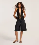 Bermuda jorts de jeans con trabillas en la cintura, cierre tradicional, bolsillos y recortes.