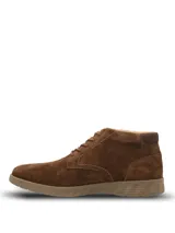 Botas tipo chukka Hush Puppies modelo Spinal City, confeccionadas en cuero gamuzado color chocolate. Presentan cierre mediante cordones al tono, costuras reforzadas y suela de poliuretano con tecnología Spinal para mayor amortiguación y tracción.
