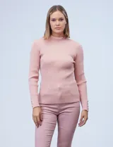 Buzo rosa de tejido acanalado, marca Cable & Gauge, con cuello alto y manga larga con aplique de botones en los puños.