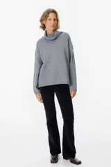 Sweater de punto con cuello polera, de corte holgado y mangas largas con puños acanalados.