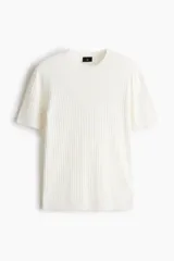 Remera blanca de punto acanalado fino, de corte ajustado, con cuello redondo y mangas cortas.