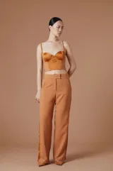 Pantalon de vestir color tostado, de corte recto y tiro alto, con cierre frontal y bolsillos laterales.