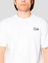 Remera de manga corta Mountain Hardwear confeccionada en jersey de algodón liviano. Presenta cuello redondo, corte clásico y un pequeño logo estampado en el pecho izquierdo.