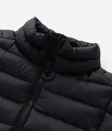 Campera puffer acolchada de corte relajado, con cuello alto, cierre frontal de cremallera y bolsillos laterales. Confeccionada en microfibra de poliamida ultraligera, resistente al agua y respirable.