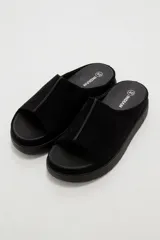 Sandalias de gamuza marrón, diseño abierto con tira ancha en el empeine y suela plana de goma.