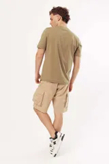 Remera de algodón color verde oliva, con cuello redondo, manga corta y estampado gráfico frontal con texto alusivo a motocicletas.