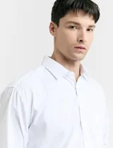 Camisa blanca de vestir, de corte clásico, con cuello italiano y mangas largas.