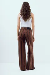 Jean wide leg de denim color celeste con tiro alto y corte amplio.