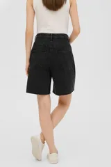 Bermuda de jean de tiro alto y corte recto, con ruedo desflecado y cierre frontal con botón y cremallera.