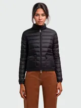 Campera puffer corta Moncler modelo Lans en color negro, con diseño acolchado horizontal, cuello alto y cierre frontal con cremallera doble cursor. Cuenta con bolsillos frontales con solapa y broche a presión.