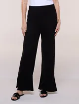 Pantalón jogger flare de tejido de punto con textura en relieve y tiro alto con pretina elastizada. Cuenta con corte de pierna ancha y tajos laterales en los tobillos.