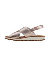 Sandalias de cuero metalizado en tono rosado, con tiras cruzadas en el empeine, tira ajustable en el talón y suela plana con plataforma baja y base dentada.
