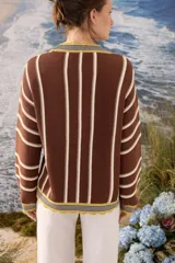 Cardigan de punto a rayas verticales en tonos marrón chocolate, blanco y amarillo, con escote en V, mangas largas y cierre frontal con botones.