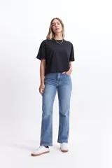 Remera de corte oversize y estilo cropped, confeccionada en algodón liviano. Presenta cuello redondo y mangas cortas, con un diseño holgado y relajado.