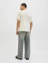 Remera de manga corta color beige, confeccionada en algodón, con cuello redondo y diseño clásico de corte recto.