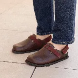 Zuecos de cuero marrón con tira de ajuste de velcro color borgoña.