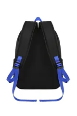 Mochila negra con detalles en azul de la marca Trendy. Posee un compartimento principal espacioso con cierre de doble cursor, bolsillos frontales con cierre y solapa, y bolsillos laterales de red. Cuenta con correas acolchadas ajustables y asa superior para mayor comodidad.