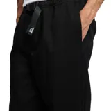 Pantalón negro de tela con cintura elástica y cinturón ajustable.