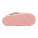 Pantufla abierta gris de poliuretano, con interior y borde de corderito sintético en tono tostado. Cuenta con una tira lateral decorativa con la palabra "SUPER" bordada y suela de goma.