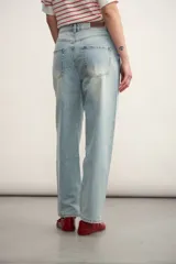 Pantalón de jean color crudo, de corte amplio y tiro alto.