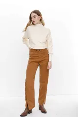 Jean tiro alto color camel, de corte semi-oxford con doble botón en la pretina y tajo delantero en el ruedo.