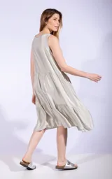 Vestido midi azul eléctrico, sin mangas, con escote redondo y diseño de volados en capas en el ruedo.